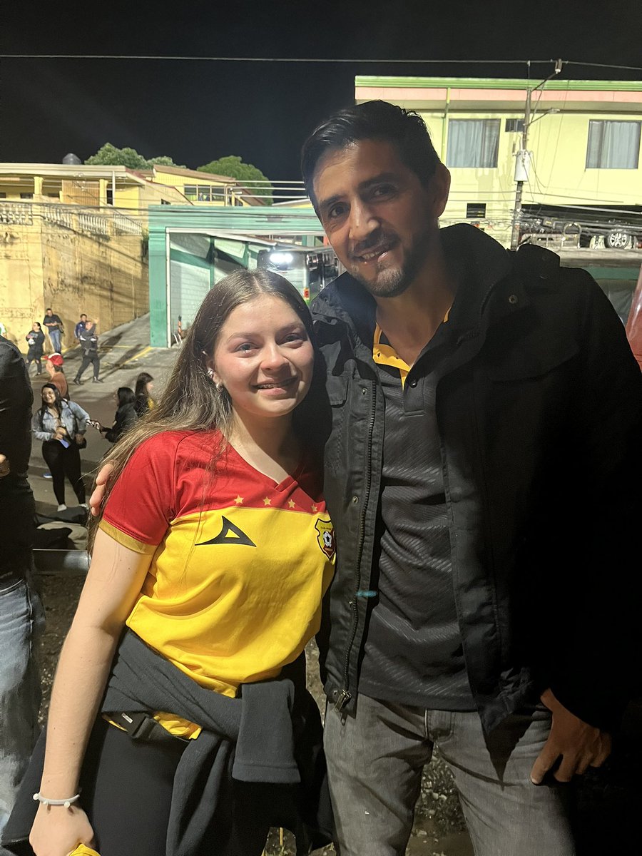 Gaby_SanchezB's tweet photo. Ayer dejaron afuera a Leo González, no me iban a dejar afuera a mí 😂 
Viví el partido afuera del estadio, mi cara lo dice todo 😢 pero valió la pena BICAMPEONES ❤️💛 https://t.co/SKoOsTmUJo