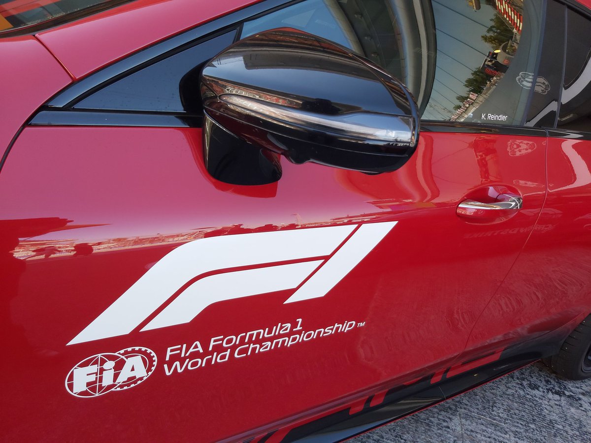 SantiTorresSM's tweet photo. Lateral del medical car. Pilotado por alguien que no es extremadamente conocido, pero hace su labor. Expiloto se los #V8SC. https://t.co/pnXk8dV0F8