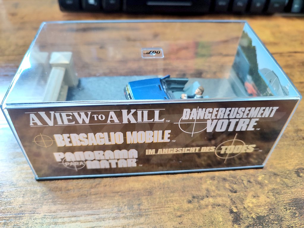 "Ohhhhh, ma carrrrr, ohhhhh!" 

Absolutely loving this model replica of (half of) the Renault 11 from A View To A Kill, this turning up has really made my day 😍

#JamesBond
#AVTAKat40