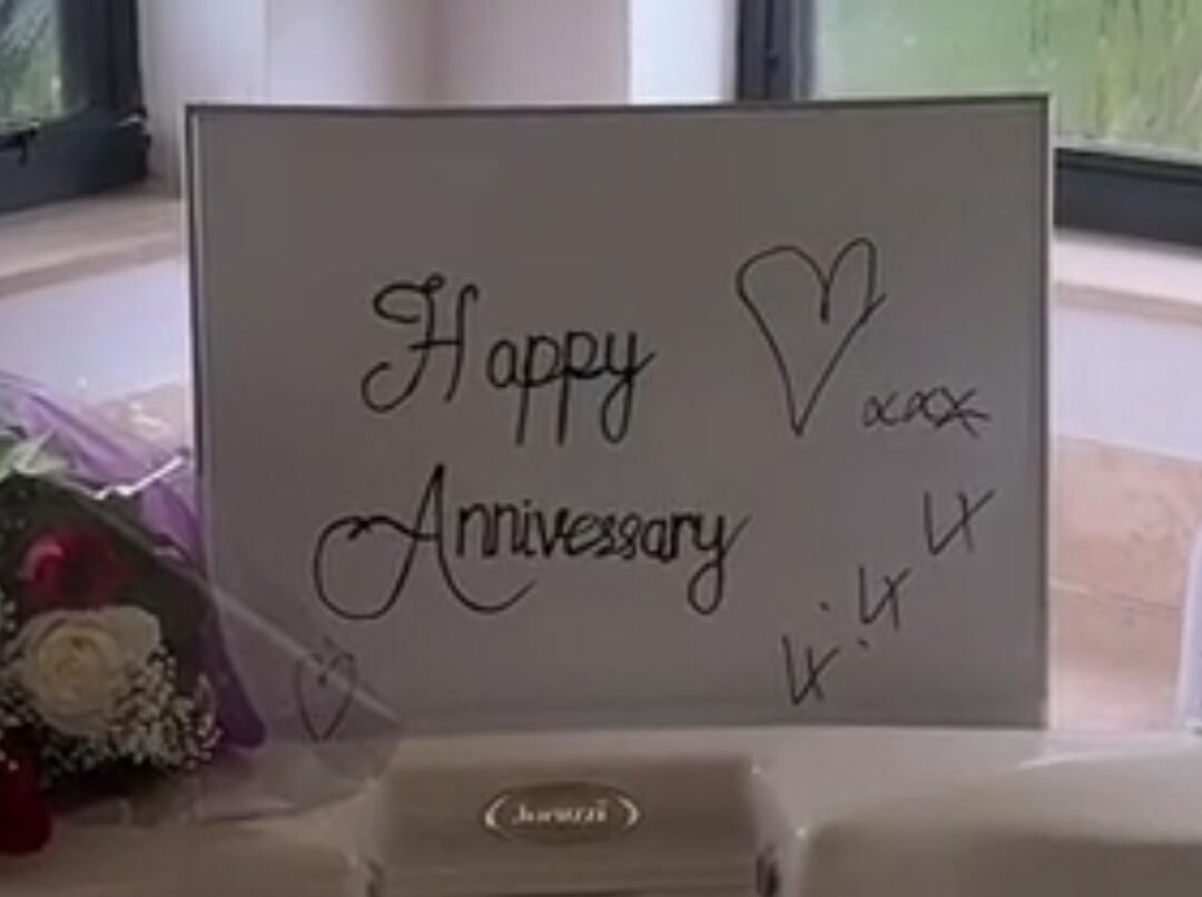 in_once25's tweet photo. On September 10, 2024, Kate Cassidy posted ig story and tiktok saying that Liam surprised her on their "anniversary" (pay attention to the piece of paper)
🧵
#ExposeKateCassidy
#ExposingKateCassidy
cr. https://t.co/7UziIvfn0w https://t.co/OZG0XALnp7