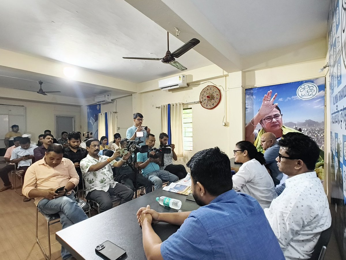 অসমৰ মুখ্যমন্ত্ৰী ড° হিমন্ত বিশ্ব শৰ্মাই কেবিনেট বৈঠকত সংখ্যালঘু বসতিপ্ৰধান এলেকাত খিলঞ্জীয়াক অস্ত্ৰৰ অনুজ্ঞাপত্ৰ দিয়া হ'ব বুলি কৰা ঘোষণাৰ বিৰোধিতাৰে আজি অসম প্ৰদেশ তৃণমূল কংগ্ৰেছৰ মুখ্য কাৰ্যালয়ত মাননীয় সাংসদ সুস্মিতা দেৱ ডাঙৰীয়ানী আৰু দলৰ জ্যেষ্ঠ উপ-সভাপতি দুলু আহমেদ