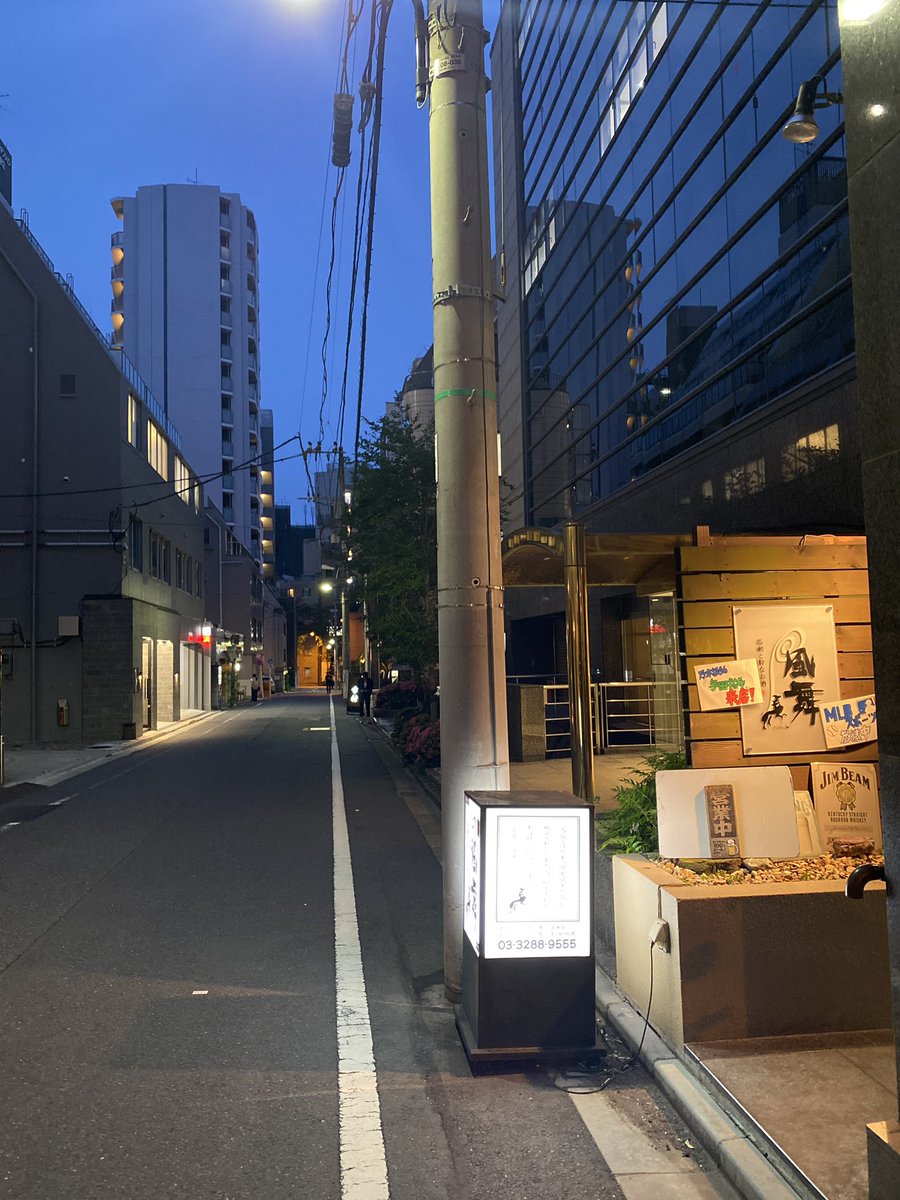 basashifuuma's tweet photo. えっ…月末の木曜日…ですよね？？
店内はもちろん外も寂しい限りとなっております💤💤💤
こんな日は閉店ガラガラ🤲
飲まずにやってられますかいな🍺というわけでいただきます🎵 https://t.co/EwXwXy11jQ