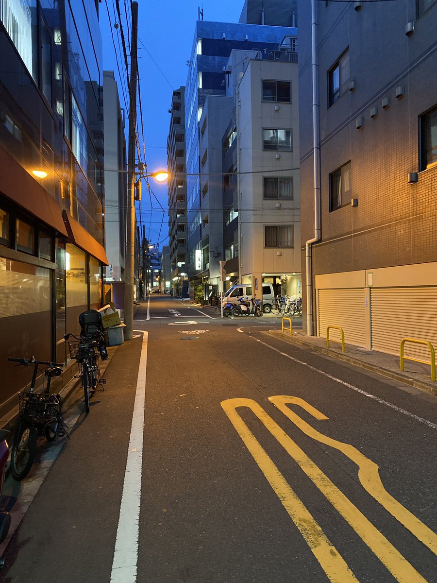 basashifuuma's tweet photo. えっ…月末の木曜日…ですよね？？
店内はもちろん外も寂しい限りとなっております💤💤💤
こんな日は閉店ガラガラ🤲
飲まずにやってられますかいな🍺というわけでいただきます🎵 https://t.co/EwXwXy11jQ