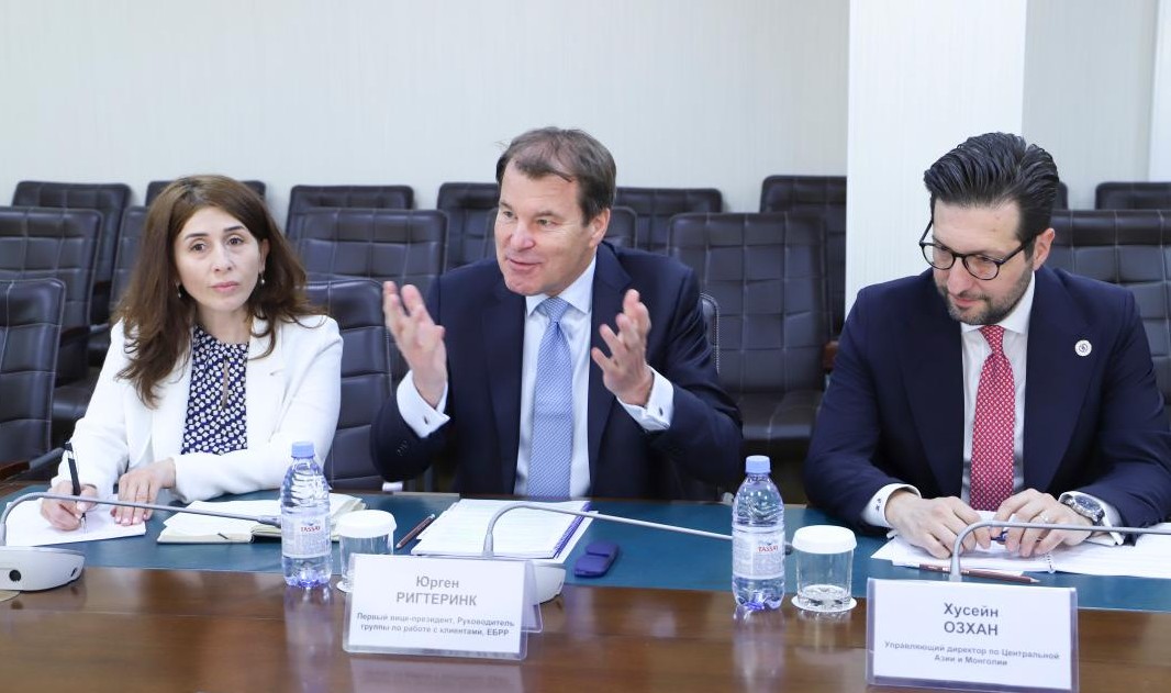 Huseyin Ozhan (@ozhanh) on Twitter photo Honoured to host <a href="/JurgenRigterink/">Jurgen Rigterink</a>, <a href="/EBRD/">The EBRD</a> First VP, in #Astana. We joined the Astana International Forum, met the #Kazakhstan’s leaders, and signed an MoU with <a href="/BaiterekGov/">АО "Национальный управляющий холдинг "Байтерек"</a> to modernise water infrastructure. Honoured to host <a href="/JurgenRigterink/">Jurgen Rigterink</a>, <a href="/EBRD/">The EBRD</a> First VP, in #Astana. We joined the Astana International Forum, met the #Kazakhstan’s leaders, and signed an MoU with <a href="/BaiterekGov/">АО "Национальный управляющий холдинг "Байтерек"</a> to modernise water infrastructure.