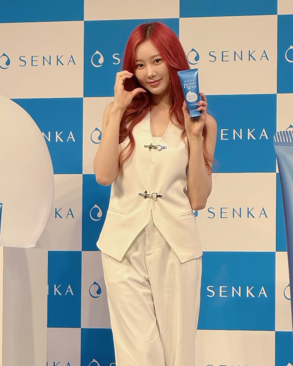 Stepping into this exclusive chance as a Senka Ambassador never once a disappointment. If anything, it’s a full-on rush of euphoria hitting my spotlight. Endless clicks, nonstop camera flashes, doesn’t faze me one bit as I live for this kind of obsession.