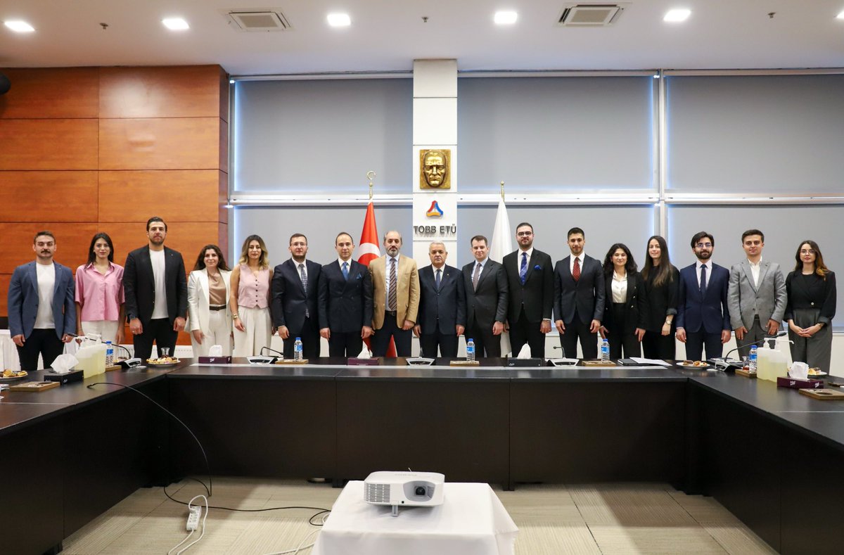 ysarinay's tweet photo. Yeni seçilen TOBB ETÜ Mezunlar Derneği Başkanı Harun Sakınan ve Yönetim Kurulu’nu üniversitemizde ağırladık. Ziyaretleri için teşekkür ediyor, çalışmalarında başarılar diliyorum. #tobbetülüyüz https://t.co/y4jmu1Va5X