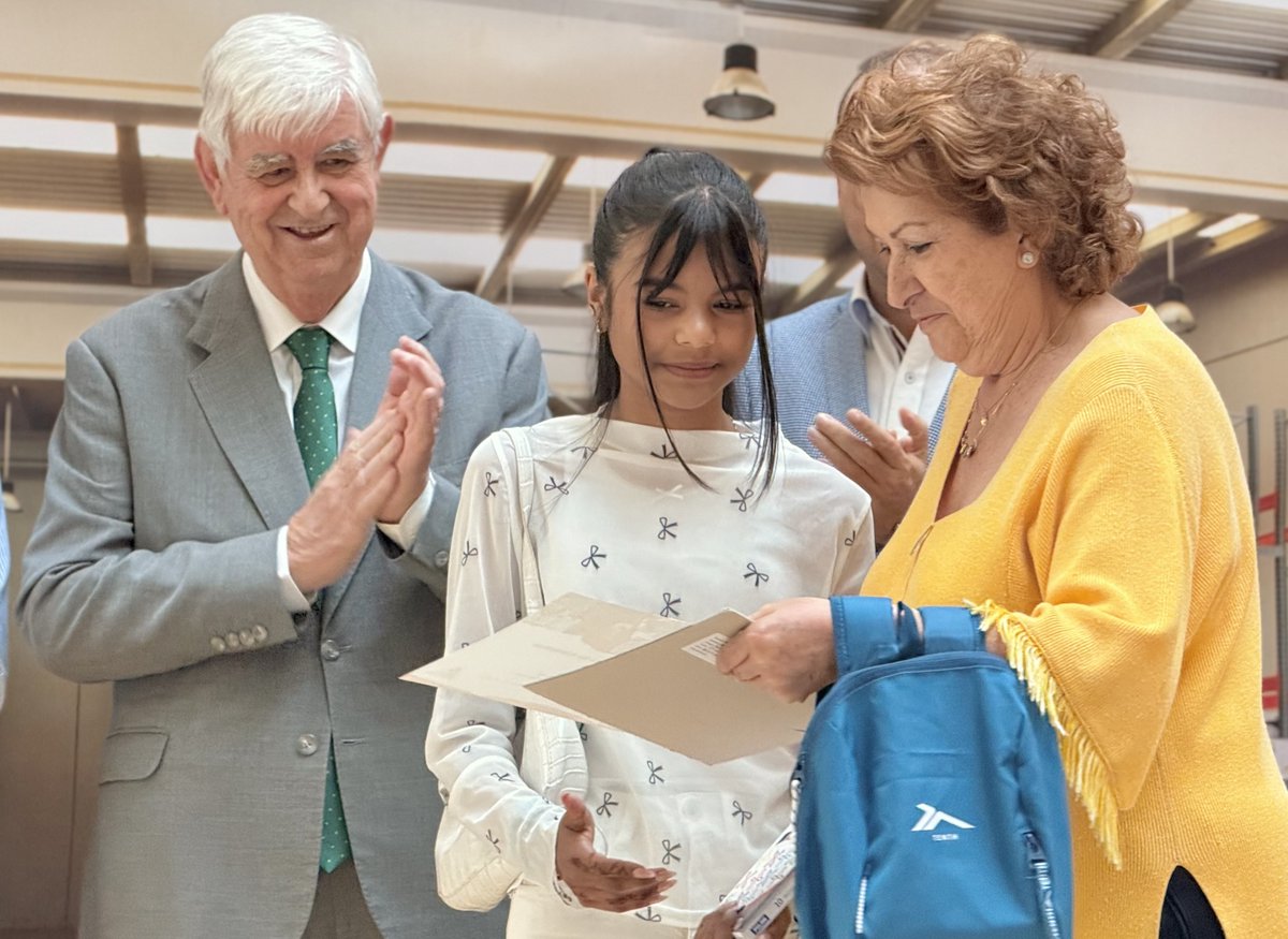 ciudadsaberes's tweet photo. El concejal de educación del @aytoSalamanca, @LuisSAreval, asiste en el @CCElTormes a la entrega de premios del certamen de dibujos del Banco de Alimentos de Salamanca. 
Los cinco trabajos representarán a Salamanca en el certamen nacional. 
Información en https://t.co/VqhhFV1URu https://t.co/xuPa8A7kVs