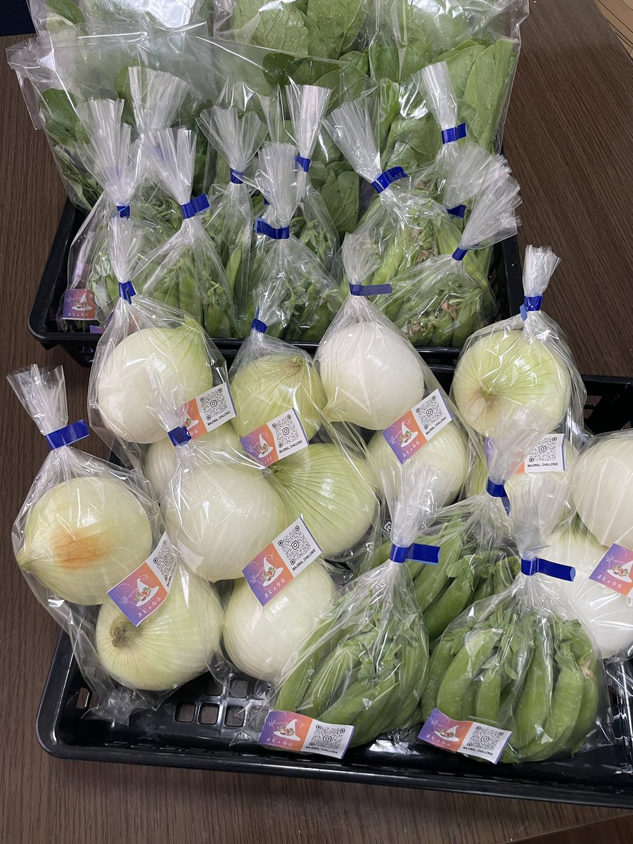 shinochoco's tweet photo. 【近況報告】
野菜販売始めました㊗️🎉
案内所のお仕事もやってます

毎日忙しすぎて
時間が足りないけど
暇が嫌いな私としては充実の日々✨

西の魔女に憧れて
大地と共に生きたくなったの

先人の知恵を学び魔女修行中🧙‍♀️✨
どうぞ『まじょなる』
よろしくお願いします💕

道の駅越前たけふで販売中‼️ https://t.co/3sWHPREju6