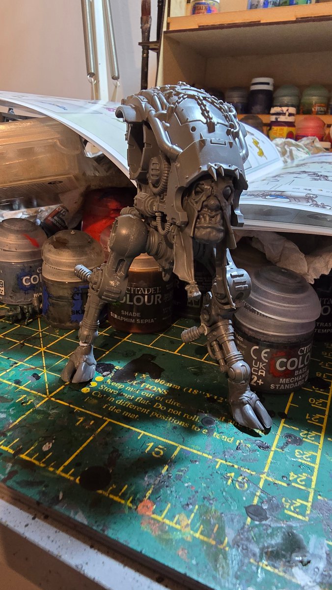 Squat40k's tweet photo. Early progress on the Knight Executioner. Because of the name, I wanted something visual to tie it in, hence the hooded head. One day I'll build a war dog straight out the box. It is not this day. Pics of the others included for completeness sake. https://t.co/9l6cmA4vT4