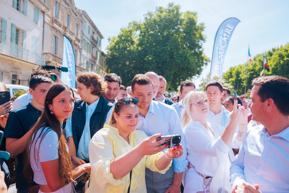 J_Bardella's tweet photo. 🇫🇷 Présent à la grande foire de l'Ascension de #Beaucaire dans le #Gard pour honorer nos traditions.

Merci aux élus @jsanchez_rn @NelsonChaudon @YoannGillet30, et bien sûr à tous les Beaucairois et Gardois, pour leur accueil exceptionnel ❤️ https://t.co/juk8NNatJq