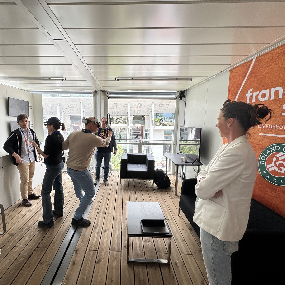 Le Lab France tv (@francetvlab) on Twitter photo 🎾 Bienvenue au #RGLab 2025 de <a href="/Francetele/">France Télévisions</a> !
Au menu ? Coaching #IA et immersion sur tous les écrans !
Ecran 3D, expériences immersives, #UHD green... Le futur de l'expérience spectateur est à découvrir pendant toute la quinzaine.
👉 francetvpro.fr/contenu-de-pre…
#RolandGarros 🎾 Bienvenue au #RGLab 2025 de <a href="/Francetele/">France Télévisions</a> !
Au menu ? Coaching #IA et immersion sur tous les écrans !
Ecran 3D, expériences immersives, #UHD green... Le futur de l'expérience spectateur est à découvrir pendant toute la quinzaine.
👉 francetvpro.fr/contenu-de-pre…
#RolandGarros
