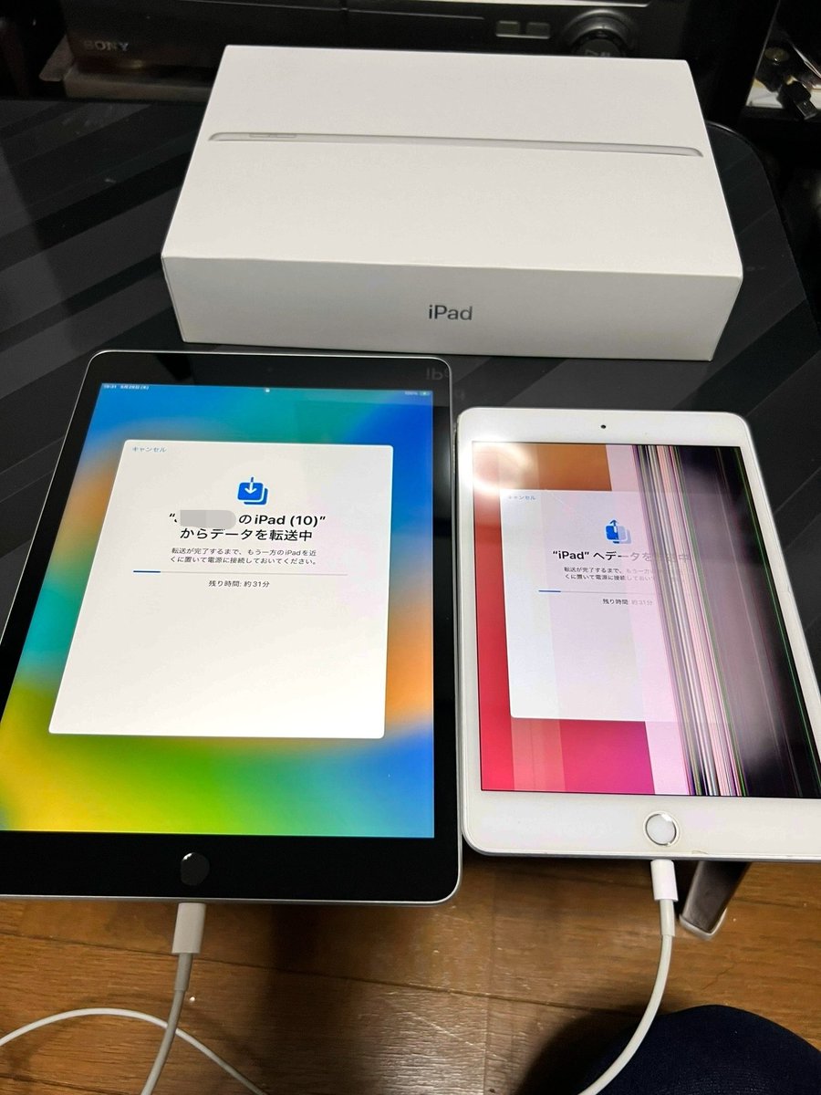 konys111's tweet photo. ただいまiPad設定中
右のiPad いきなり液晶ご臨終😭
使おうとしたらえーー😱
落としたりぶつけたりしてないんだけどなぁ
災難はいつ来るかわかりません。中身が無事なのがせめてもの救い。
トホホだよ😢
#iPadmini5
#iPad9世代
#クイックスタート楽だ〜
#残り時間31分意外とかかる😭 https://t.co/tc96obmfNi