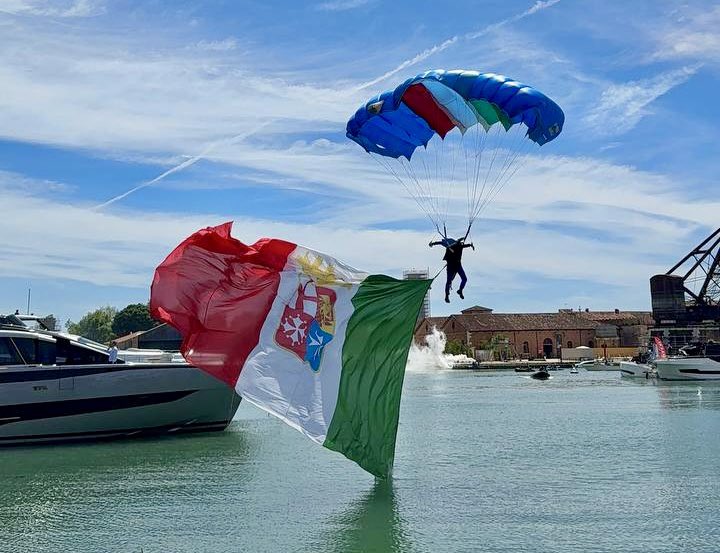 ❤️Dopo il passaggio delle Frecce Tricolore e degli incursori della Marina Militare, inizia ufficialmente la 6^ edizione del #SaloneNauticoVenezia! 

🔝 5 giorni per vivere un’esperienza avvolgente e immersiva realizzata per chi ama il mare e la nautica! 

📆 Da giovedì 29 maggio