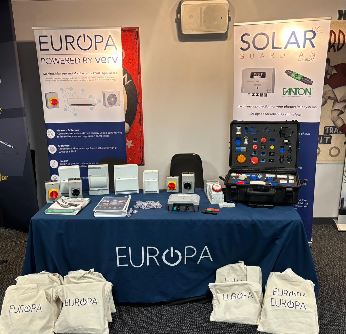 A great day at the Select Toolbox Talk in Aberdeen!
Harry Weeks and Daniel Eyers are here showcasing Europa’s latest innovations in electrical solutions.

From Fanton Fast-Connect PV Connectors that cut install time in half, to the Solar Guardian rapid shutdown system – get
