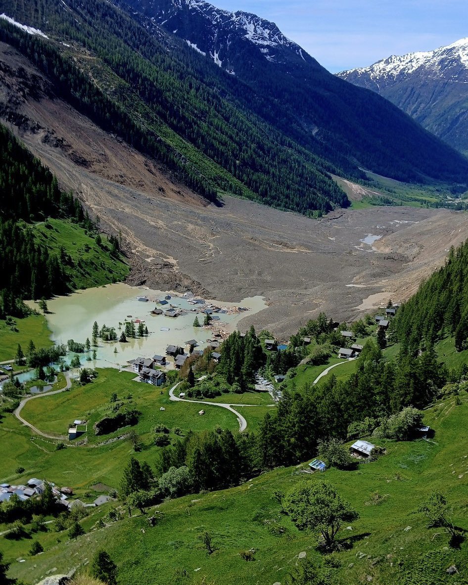 111a12io's tweet photo. @RadioTeleSuisse 🇨🇭29MAY2025 | #Switzerland

After the #Birch glacier collapse, ~90% of #Blatten was buried by a massive landslide.

Debris blocked the Lonza River, forming a natural dam.

Water now rises at ~1M m³/day, creating uncertainty over a possible breach &amp; downstream flooding.

🔎#Valais https://t.co/G9JFLK418n