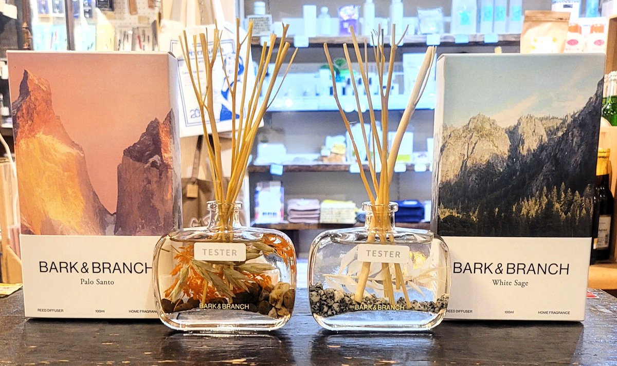 梅雨の時期はニオイも人も籠りがち。そんな時、ニオイも空間も心もリフレッシュ出来るディフューザー入荷。 まずパッケージが、かつてのMac壁紙みたいでカッコいい。そして香りは瞑想やリラックス向けのパロサントと、空間と精神を浄化するホワイトセージ。そして飾っても素敵なビジュアル。