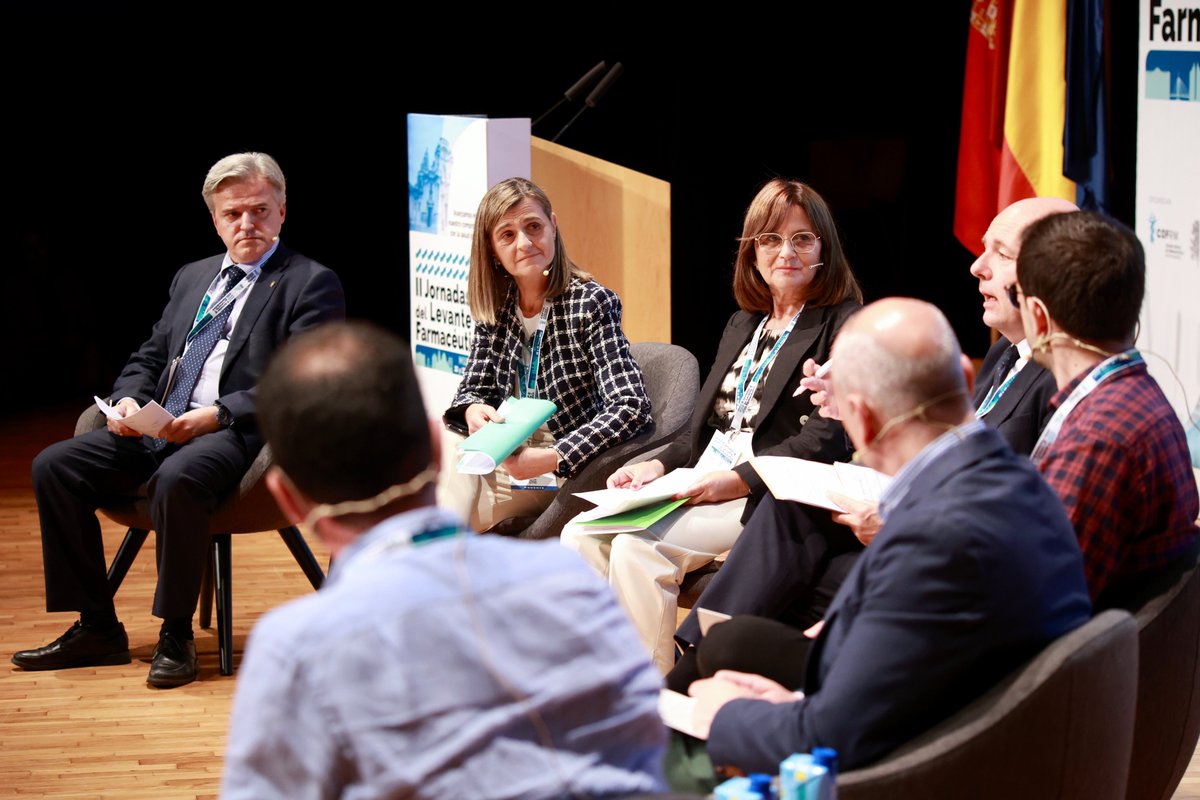 Cuatro grandes ejes marcaron el debate: crisis medioambientales, cambios normativos, servicios innovadores y el enfoque One Health como visión integrada de salud.
  #Farmacia #OneHealth #SaludPública
ETIQUETAS: @somufarh <a href="/SEFAC_aldia/">SEFAC</a> <a href="/rosa78arnau/">Rosa Arnau</a> <a href="/Farmaceuticos_/">Consejo General Colegios Farmacéuticos</a> <a href="/Murciasalud/">Murciasalud</a>