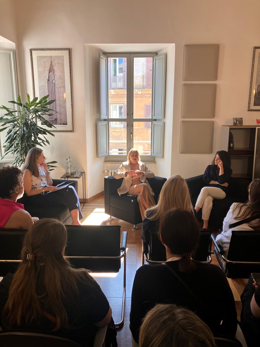 DeborahBergamin's tweet photo. 🌍 Oggi con @PastorellaGiu ho incontrato la delegazione di @_GlobalWIN a Roma: 20 funzionarie del Congresso USA per parlare di leadership femminile e innovazione. Un dialogo per un futuro inclusivo! 🇮🇹🇺🇸 

#ForzaItalia #GlobalWIN #LeadershipFemminile @forza_italia https://t.co/h4vM2Oeklq