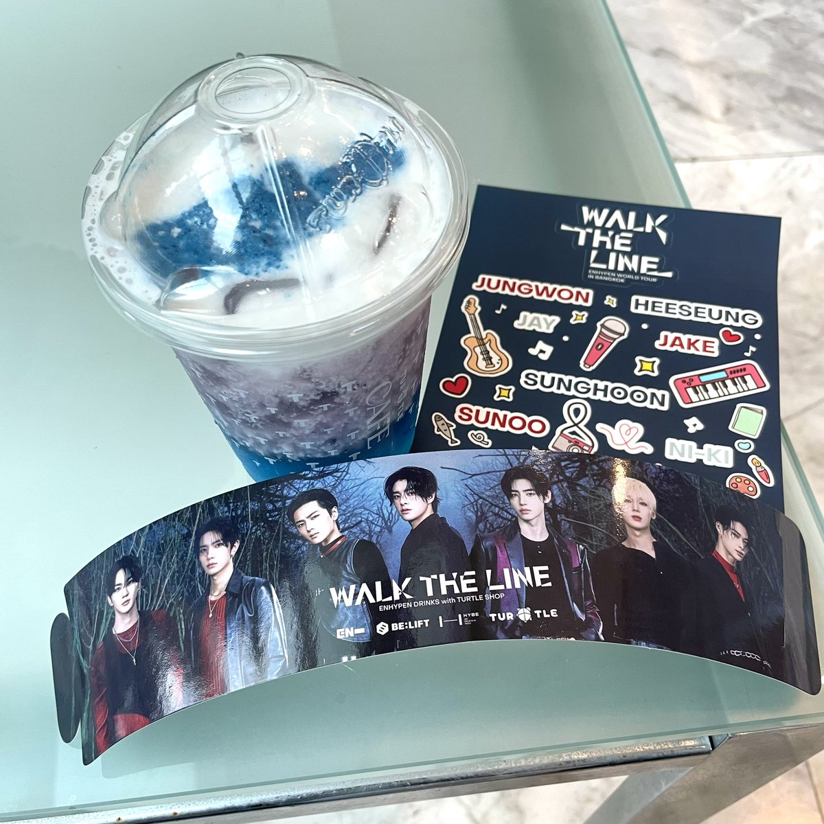 yehetohorut's tweet photo. ✨รีวิว BLOOD LIGHT SPARKLING 🫧🩵
ปกติไม่ทานโซดา แต่อันนี้โอเคมากก ไม่ซ่าเกินไป มีความหวานอมเปรี้ยวแบบพอดี แถมมีบุกเคี้ยวกรุบๆด้วย เป็นเครื่องดื่มที่เหมาะกับอากาศร้อนๆของบ้านเรามาก สดชื่น!
#Turtleshop #TurtleCafe #ENHYPEN
#엔하이픈 #ENHYPENDrinks https://t.co/xWATGY05C2