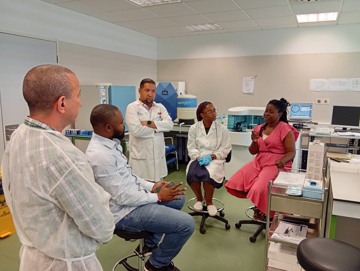 El Sr.Mitoha Ondo Ayecaba, Ministro de Sanidad en Guinea Ecuatorial expresó: "donde exista un cubano de la brigada médica hay un asesor".
Recorre directivo Hospital General de Sampaka servicio de urgencias y laboratorio central, se fortalece el sistema de trabajo. 
#CubaCoopera