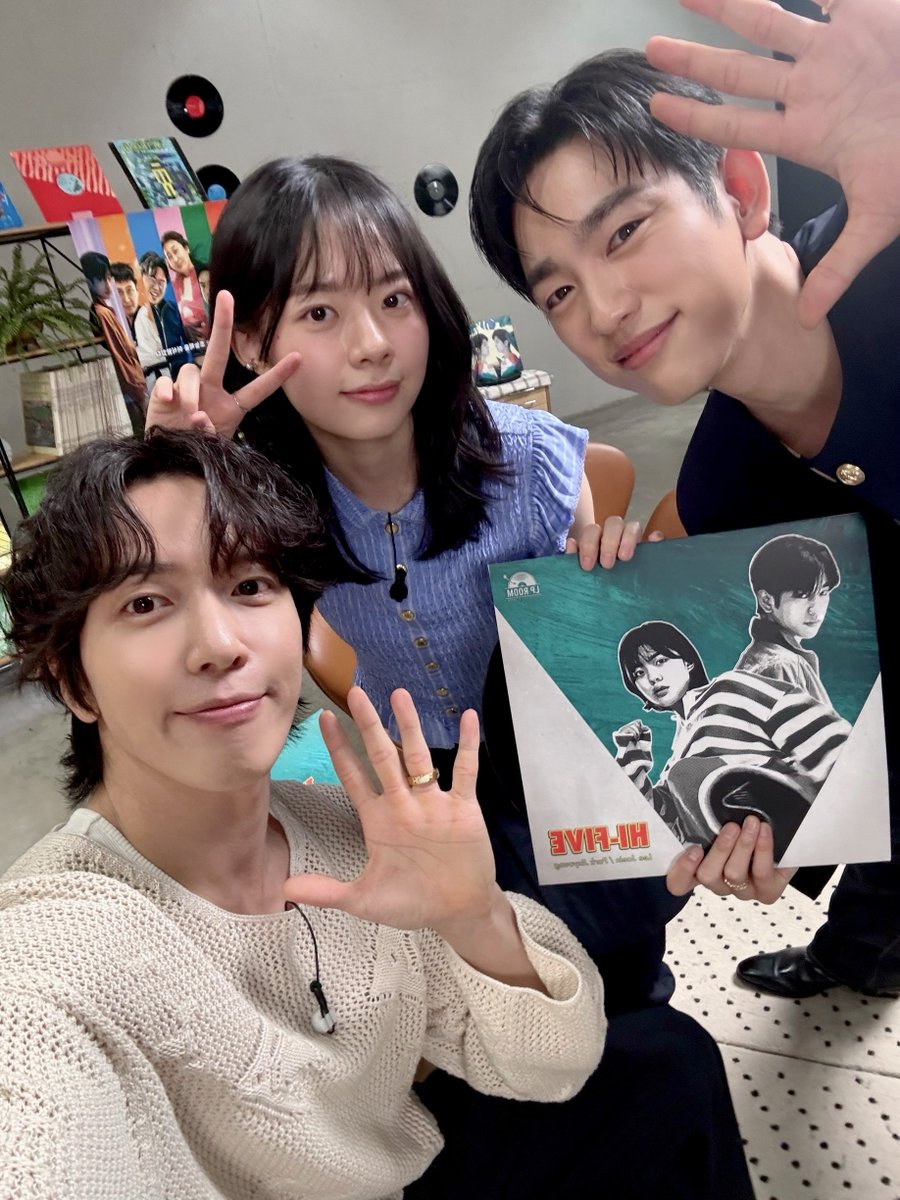 official_CNBLUE's tweet photo. [📸] 정용화의 엘피룸 l 이재인 &amp; 박진영

✔ https://t.co/Po9i4MQlkT

#CNBLUE #씨엔블루 #정용화 #JUNGYONGHWA #정용화의엘피룸 #엘피룸 #LPROOM https://t.co/FJjbrXRkgY