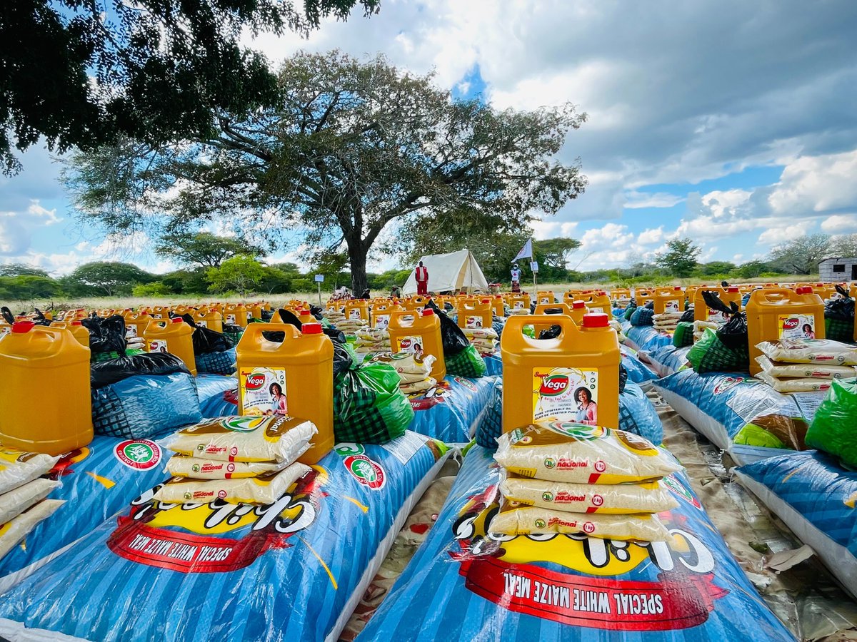 IFRC Africa (@ifrcafrica) on Twitter photo In Panda District, Mozambique, teams from <a href="/Red_Cross_Moz/">Cruz Vermelha de Moçambique - CVM</a>, <a href="/RedCross/">American Red Cross</a> and @IFRC continued delivering vital aid to drought-hit families.
400 households from 3 communities received vital support in the third round of distributions under the drought emergency appeal. In Panda District, Mozambique, teams from <a href="/Red_Cross_Moz/">Cruz Vermelha de Moçambique - CVM</a>, <a href="/RedCross/">American Red Cross</a> and @IFRC continued delivering vital aid to drought-hit families.
400 households from 3 communities received vital support in the third round of distributions under the drought emergency appeal.