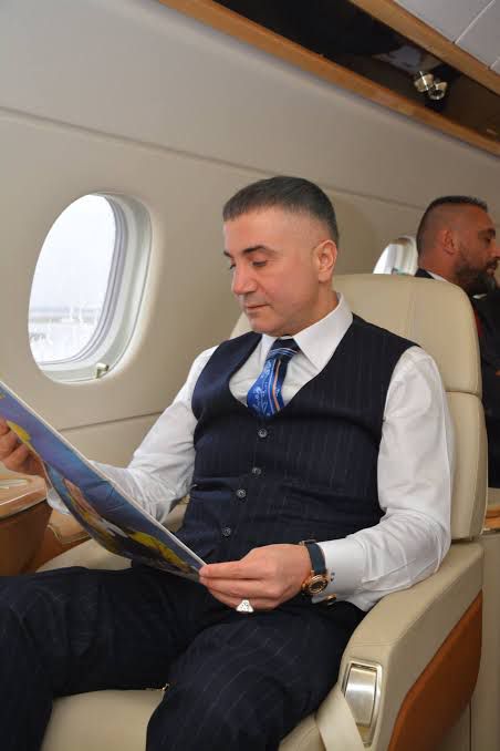 🔴 Gazeteci Lûbe Ayar:

▪Milliyet’te adliye muhabiriyken Sedat Peker hakkında, her defasında “organize suç örgütü lideri olduğu iddiasıyla yargılanan” ifadesini ekleyerek onlarca manşet haber yazdım. Çünkü mahkemesi sürüyordu ve kanun karşısındaki tanımı buydu.

▪Bu haberler