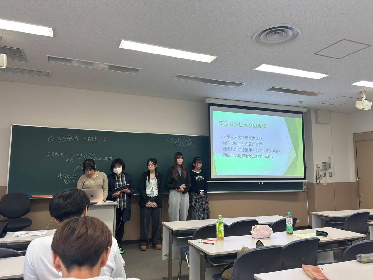 kg_jsl's tweet photo. 今週の授業では、ろう者や手話に関するテーマをグループごとに調べて発表しました！限られた時間の中で工夫してまとめる姿がとても印象的でした！
他の発表を聞いて「なるほど！」と思う場面もたくさんあり、新たな学びが多い授業でした。 https://t.co/fjIvRbJ09x