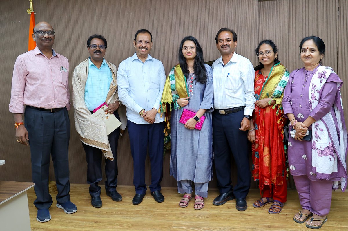 SajjanarVC's tweet image. సివిల్స్లో ప్రతిభ కనబరిచి 11వ ర్యాంకు సాధించిన వరంగల్కు చెందిన ఇట్టబోయిన సాయి శివానిని #TGSRTC ఎండీ వీసీ సజ్జనర్ అభినందించారు. తన తల్లిదండ్రులు రాజు, రజితతో కలిసి సాయి శివానిని ఆయన సత్కరించారు.
సివిల్స్ ర్యాంకర్ సాయి శివాని మేనమామ ప్రకాశ్ రావు ఆర్టీసీలో…