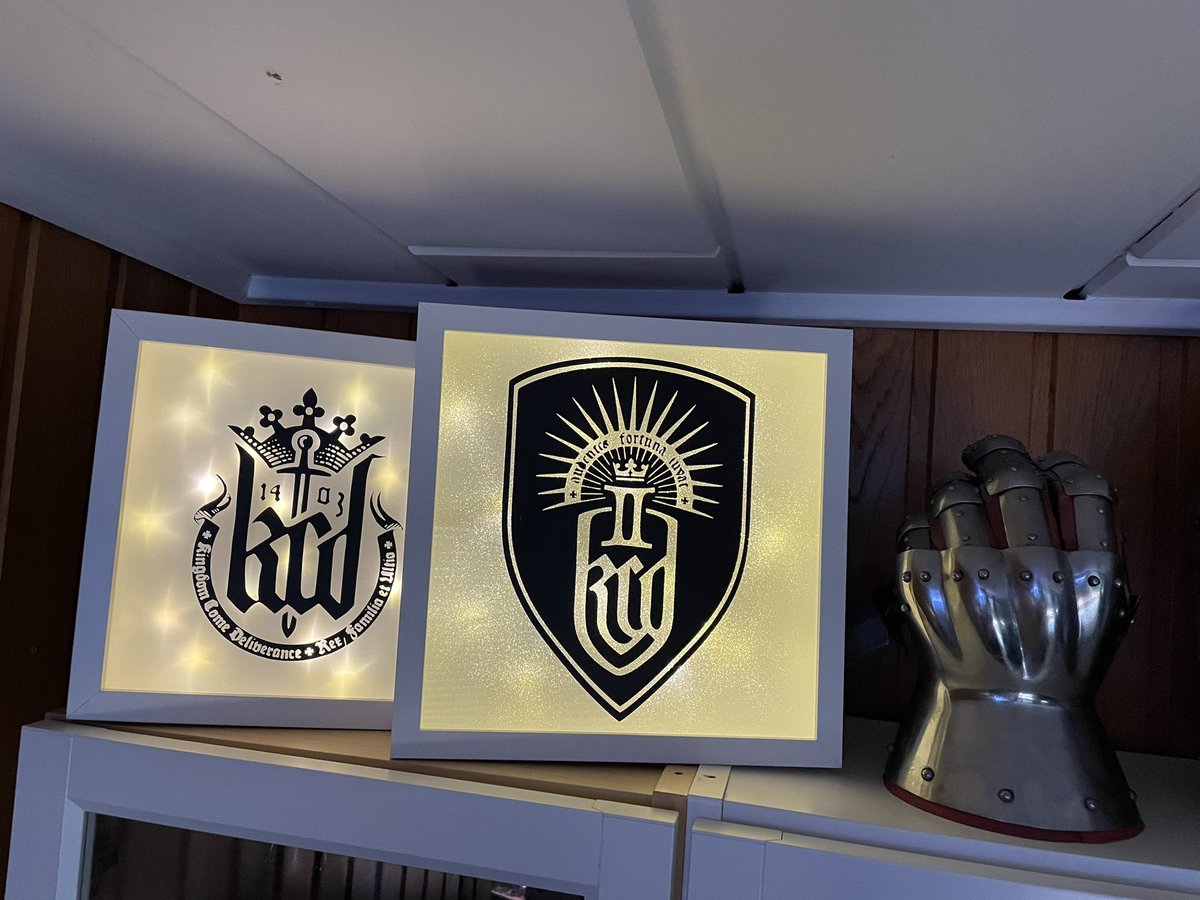 Dank meiner wunderbaren Frau hat mein #KingdomComeDeliverance Rahmen Gesellschaft bekommen. ❤️⚔️🛡️ #KingdomComeDeliverance2 #kunst #frame #logo #art #bilderrahmen #illumination #medieval #kcd #bestrpg #gameoftheyear <a href="/WarhorseStudios/">Warhorse Studios</a>