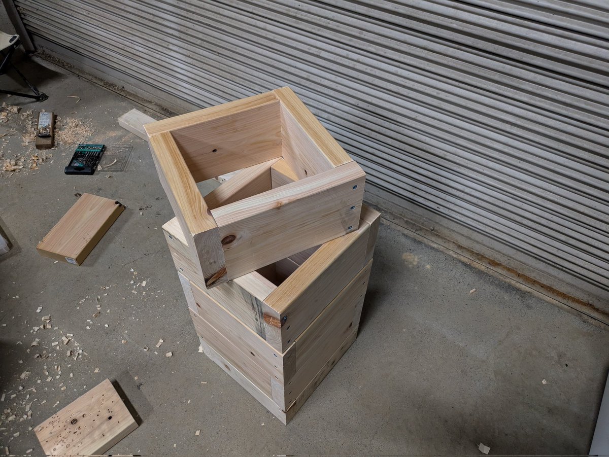 来年から日本蜜蜂を始めます！！！
途中だけど重箱作ってみた🤭