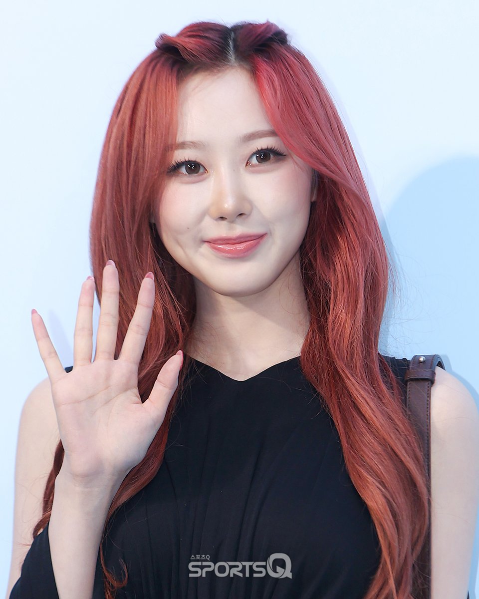 [#포토Q] 250529 지젤 ‘LOEWE’ 포토콜

📌sportsq.co.kr/news/articleVi…

#지젤 #GISELLE
#aespa #æspa #エスパ #에스파
#LOEWE #로에베