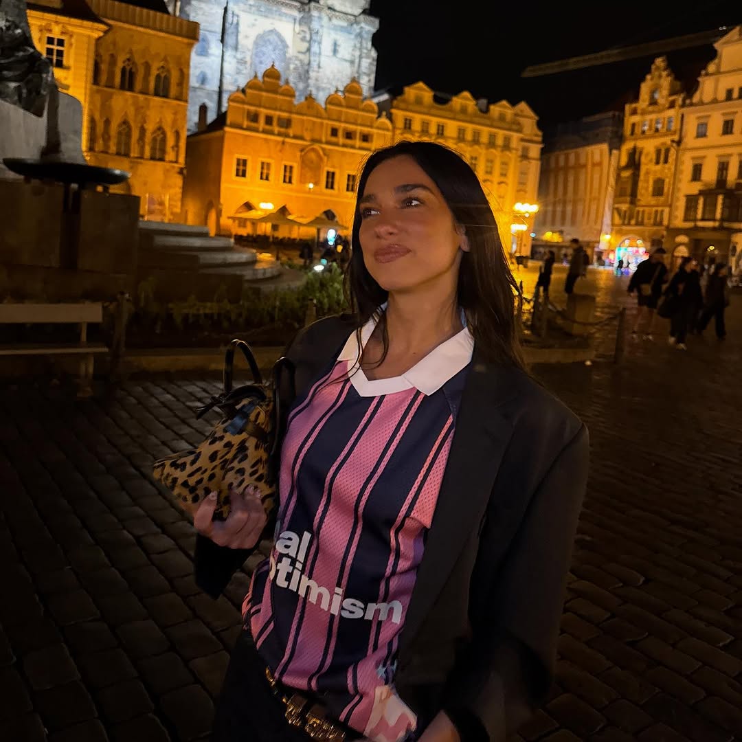 DUALIPA's tweet image. Beautiful things happened in Prague. I learnt a song and sang it in Czech... the singer of the song happened to be in the crowd!!! Lucky for me she agreed to join me on stage the next night so we could sing it together ~ I love when things like this happen. What a wonderful two…