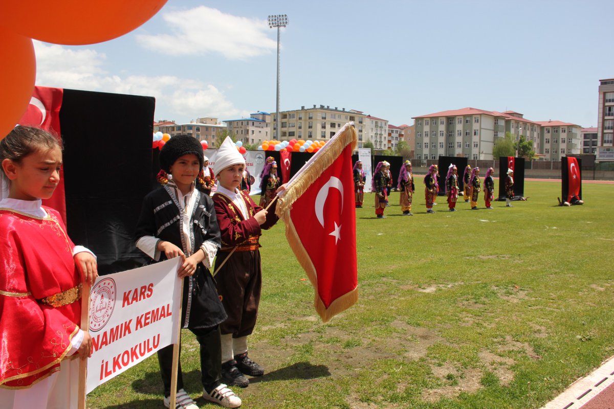 karsmem's tweet photo. 📣 KAFKASProjesi’nin "Anadolu'nun Ritmi" alt projesi kapsamında düzenlenen Halk Oyunları Şenliği, Kars Şehir Stadyumu’nda büyük bir coşku ile başlamıştır.
🎭 Kültürel zenginliğimizi hep birlikte yaşamak ve bu anlamlı etkinliğe tanıklık etmek üzere tüm halkımız davetlidir. https://t.co/h9nU5ytVIV