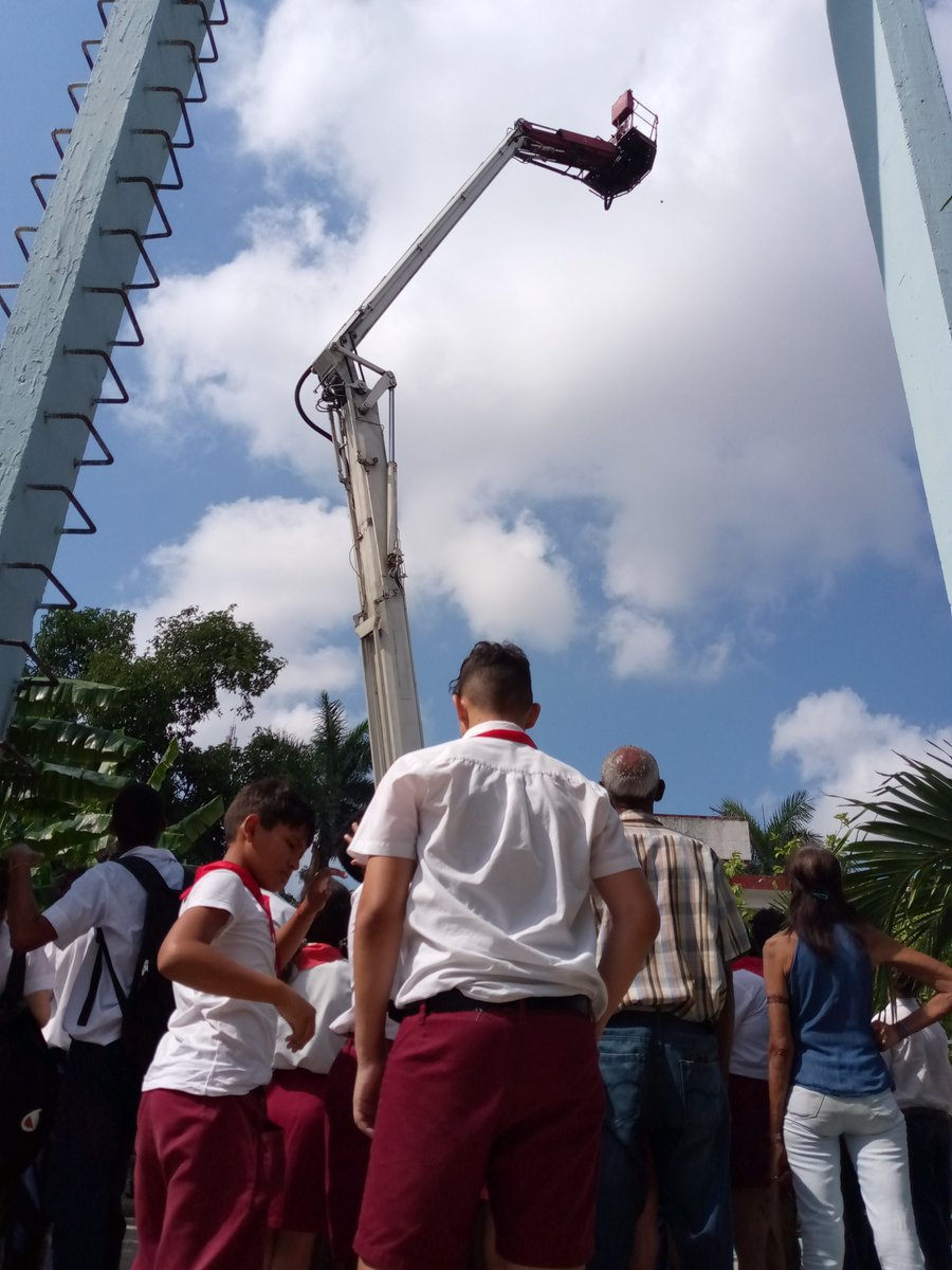 minint_cuba's tweet photo. El Comando 4 del Cuerpo de Bomberos de #Cuba, en 10 de Octubre, fue sede del Día de la formación vocacional y orientación profesional en el #Minint. Estudiantes de primaria y secundaria pudieron apreciar y compartir la destreza de los bomberos, sus medios y técnicas especiales. https://t.co/Vk4WccFYKj