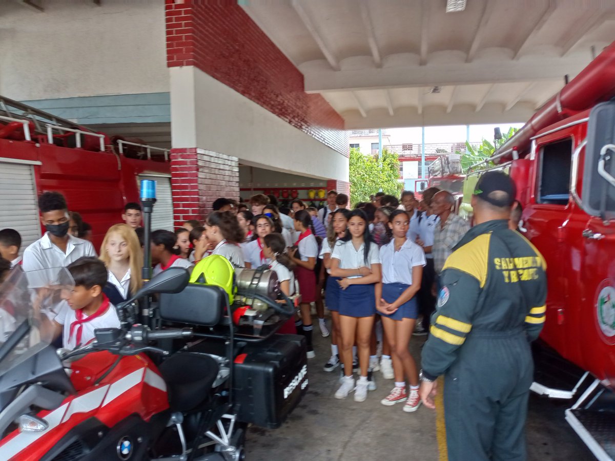 El Comando 4 del Cuerpo de Bomberos de #Cuba, en 10 de Octubre, fue sede del Día de la formación vocacional y orientación profesional en el #Minint. Estudiantes de primaria y secundaria pudieron apreciar y compartir la destreza de los bomberos, sus medios y técnicas especiales.