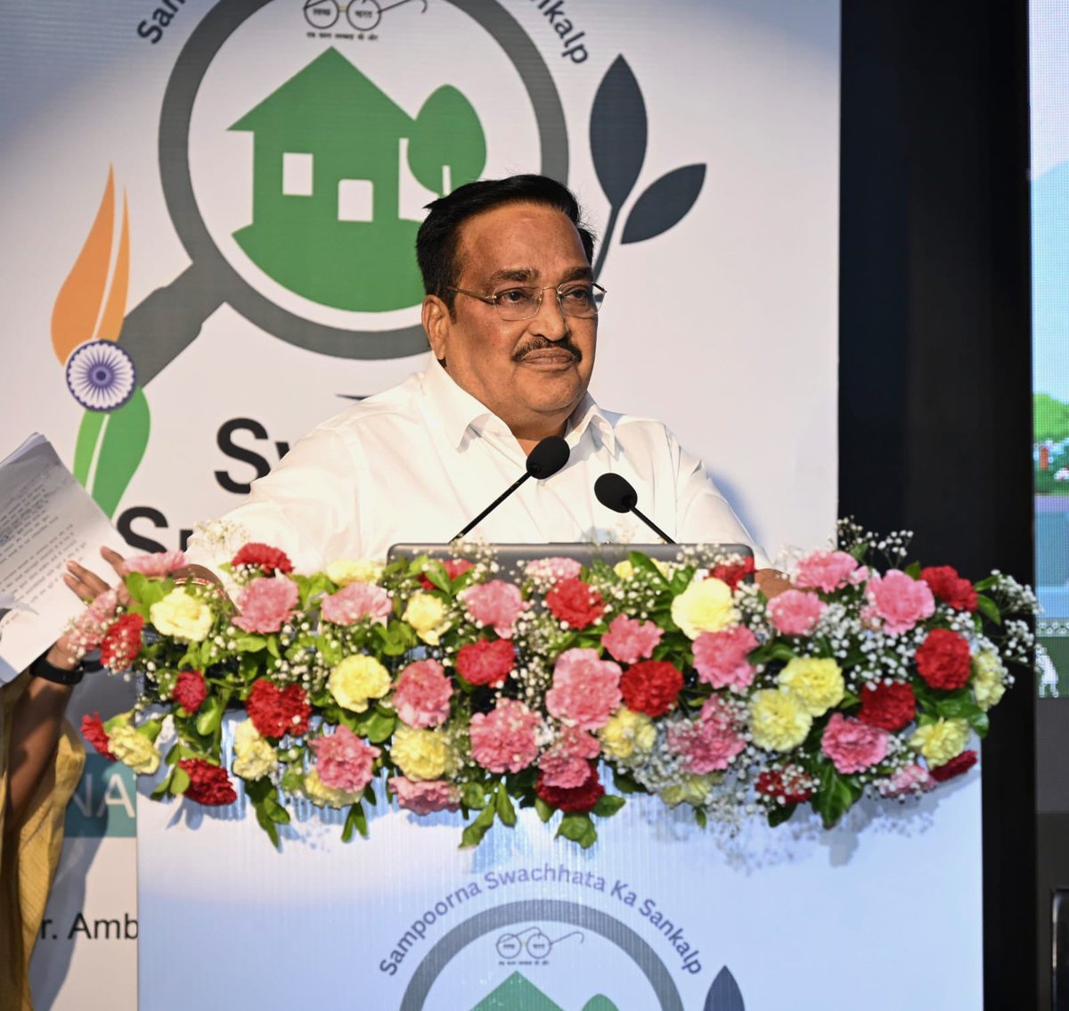 CRPaatil's tweet photo. आज दिल्ली में स्वच्छ सर्वेक्षण ग्रामीण 2025 का शुभारंभ करने का अवसर मिला । यह भारत का सबसे बड़ा ग्रामीण स्वच्छता सर्वेक्षण है, जो 21,000 से अधिक गांवों, 761 जिलों और 34 राज्यों एवं केंद्र शासित प्रदेशों को कवर करेगा।

माननीय प्रधानमंत्री श्री @narendramodi सर के दूरदर्शी नेतृत्व में, भारत ने स्वच्छता के क्षेत्र में जो क्रांतिकारी प्रगति की है, SSG 2025 उसी यात्रा को अगले स्तर तक ले जाने की दिशा में एक महत्वपूर्ण कदम है।

यह सर्वेक्षण स्वच्छ भारत मिशन ग्रामीण (चरण-II) के तहत ODF प्लस मॉडल को मज़बूती देने और ज़मीनी स्तर पर स्वच्छता की वास्तविक स्थिति का मूल्यांकन करने के लिए तैयार किया गया है।

SSG 2025 केवल एक सर्वेक्षण नहीं, बल्कि राज्यों और जिलों के बीच एक स्वस्थ प्रतिस्पर्धा को बढ़ावा देने वाला प्रयास है। इसका उद्देश्य ग्राम पंचायतों, जनप्रतिनिधियों और नागरिकों के साझा प्रयासों से स्वच्छ, स्वस्थ और टिकाऊ ग्रामीण भारत का निर्माण करना है।

#SwachhBharat