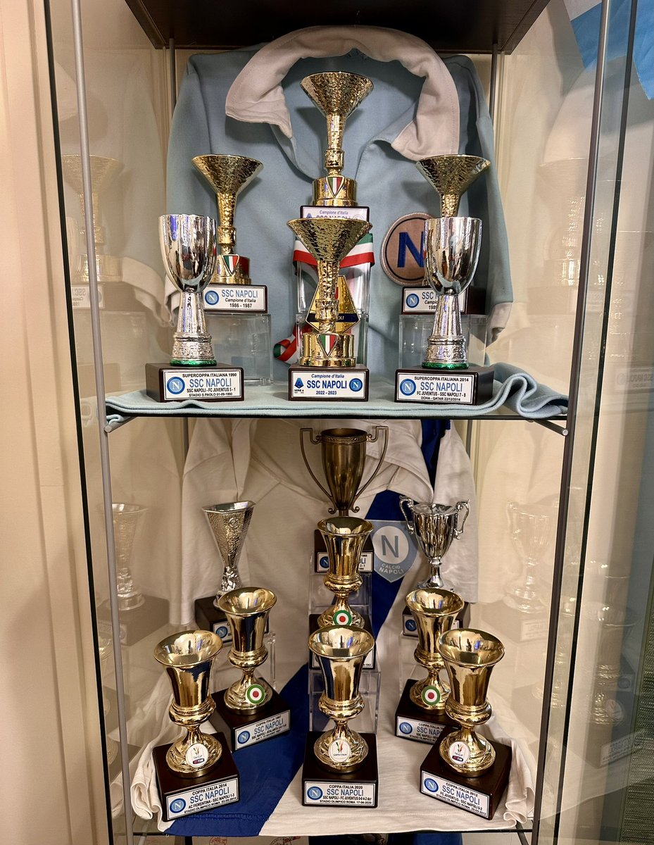 La bacheca del Napoli si allarga.
Non per fare spazio alla polvere…..ma a un altro scudetto! 🏆💙

#SSCNapoli #Scudetto #Bachecainespansione