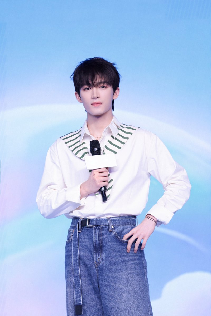 王星越0529线下活动直播全程 ！ 提前说儿童节快乐。王星越模仿卡皮巴拉表情包。闻香识零食。一天要健身2次。EMOJI猜词太厉害！现场展示厨艺。最近一直都在横店拍《红尘四合》。《定风波》所有后期都准备好了等排播。

#⃝WangXingYue王星越