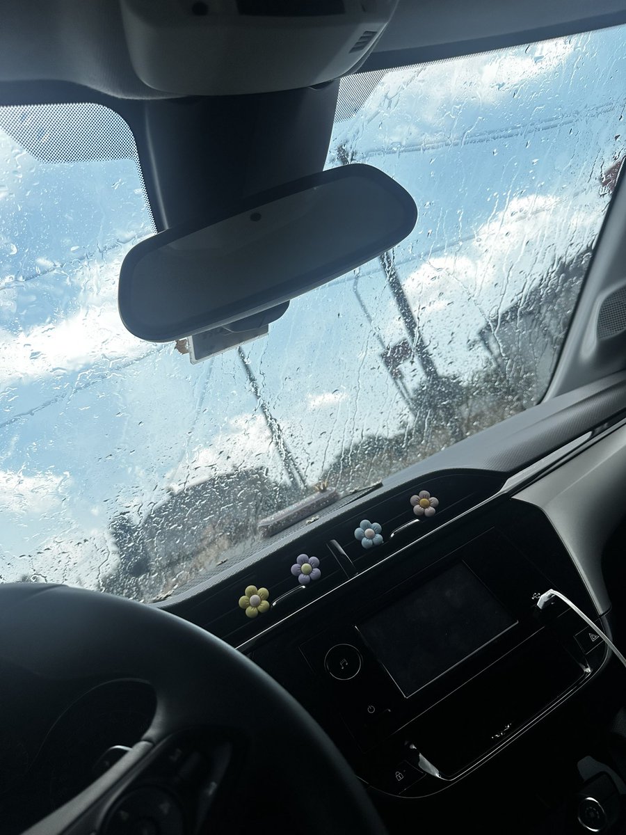 Hava açık ya, hava durumunda yağmur da görünmüyor tam araba yıkamalık dedim. 2 saat sonra gök yarıldı.