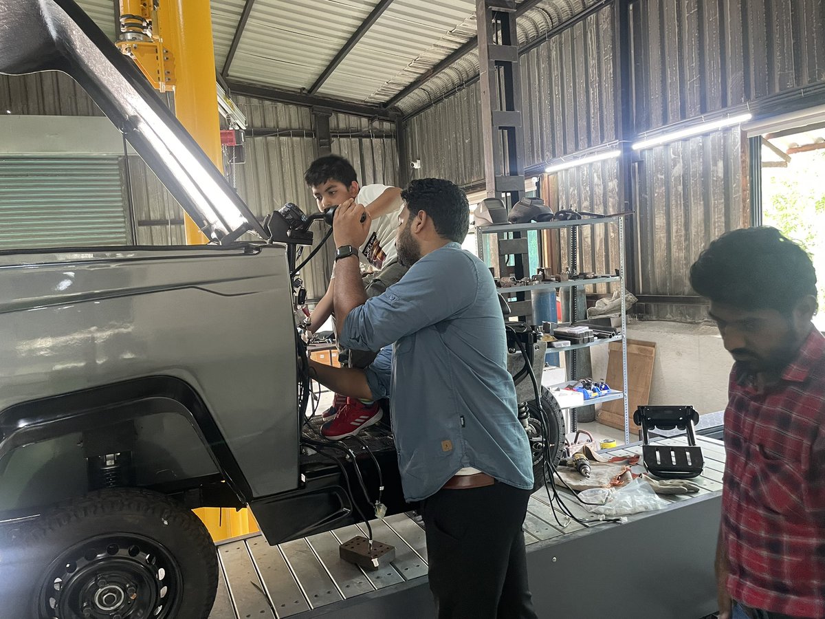 CaptVenk's tweet image. A successful visit to @speedloop_auto where Junior had an inspiring chat with founder @Aditya_SantoH and the passionate team. Grateful for the behind-the-scenes peek into one of the most promising Cargo EVs in the making!