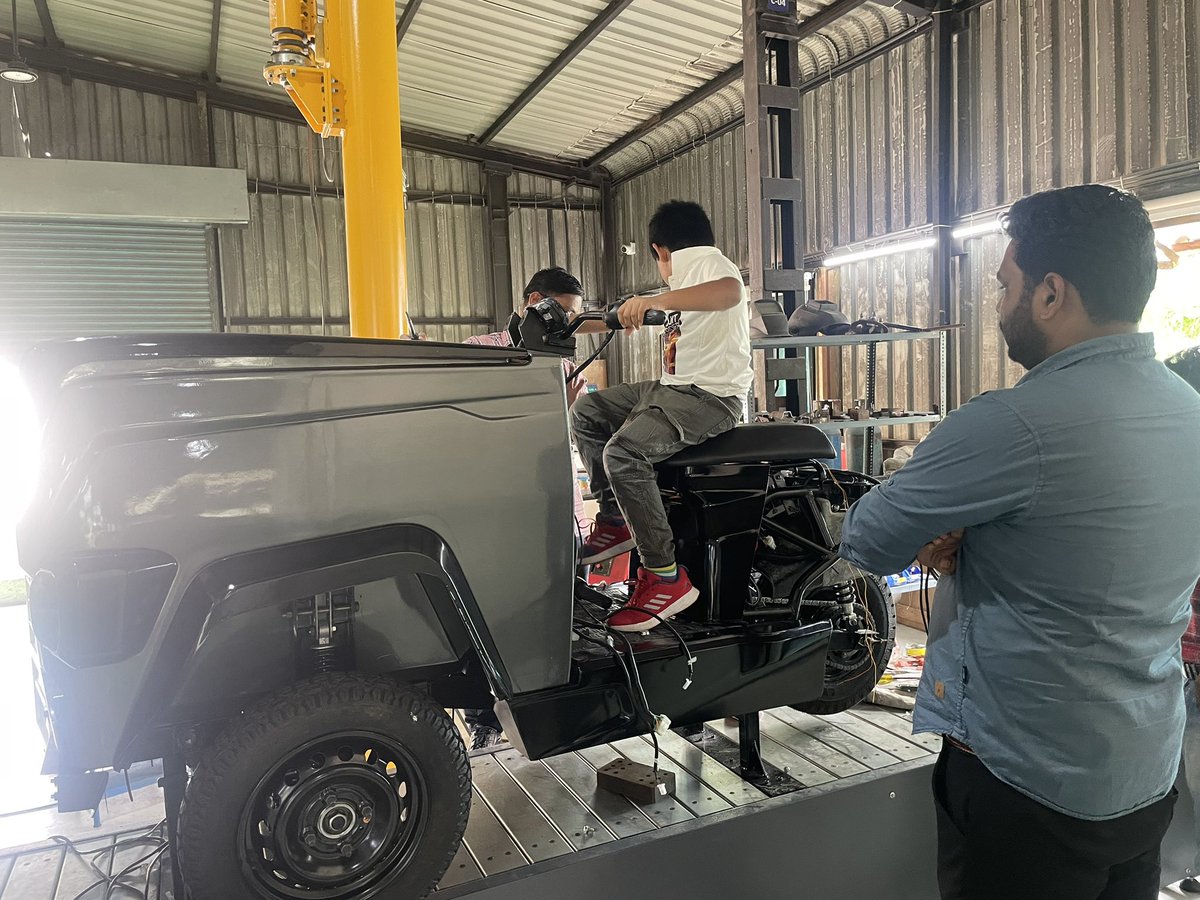 CaptVenk's tweet image. A successful visit to @speedloop_auto where Junior had an inspiring chat with founder @Aditya_SantoH and the passionate team. Grateful for the behind-the-scenes peek into one of the most promising Cargo EVs in the making!