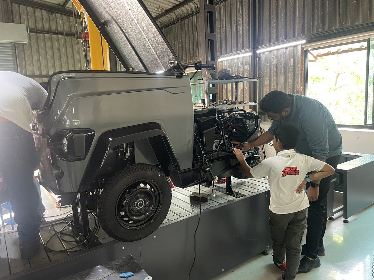 CaptVenk's tweet image. A successful visit to @speedloop_auto where Junior had an inspiring chat with founder @Aditya_SantoH and the passionate team. Grateful for the behind-the-scenes peek into one of the most promising Cargo EVs in the making!