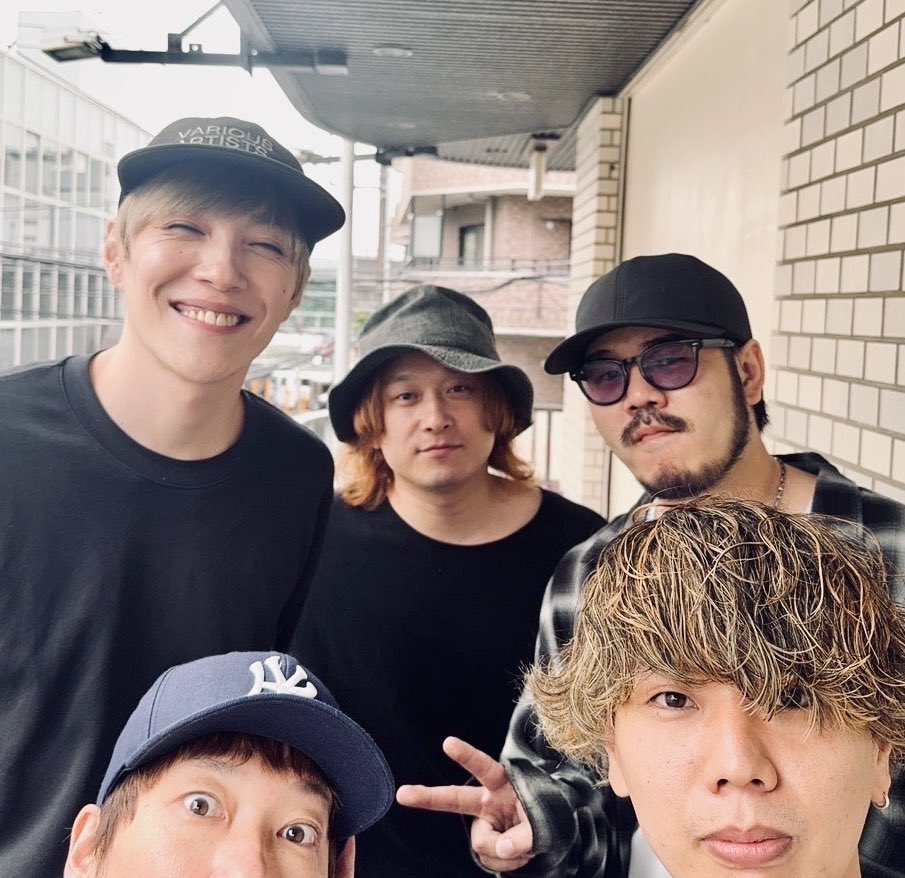 GOOD ON THE REEL (@goodonthereel) on Twitter photo 05/31(土)新宿Marbleはギターにkolksの久下淳史さん(<a href="/kugeatsushi/">久下淳史(kolks)</a> )、ドラムにCIVILIANの有田さん(<a href="/drumcivilian/">有田清幸(CIVILIAN)</a> )をお迎えしてお届け!マーブルでこの2人と一緒に演奏できるのは、GOOD ON THE REELとして懸命に戦ってきた証だと思っていますし、このバンドの歴史が詰まったようなライブになります。 05/31(土)新宿Marbleはギターにkolksの久下淳史さん(<a href="/kugeatsushi/">久下淳史(kolks)</a> )、ドラムにCIVILIANの有田さん(<a href="/drumcivilian/">有田清幸(CIVILIAN)</a> )をお迎えしてお届け!マーブルでこの2人と一緒に演奏できるのは、GOOD ON THE REELとして懸命に戦ってきた証だと思っていますし、このバンドの歴史が詰まったようなライブになります。
