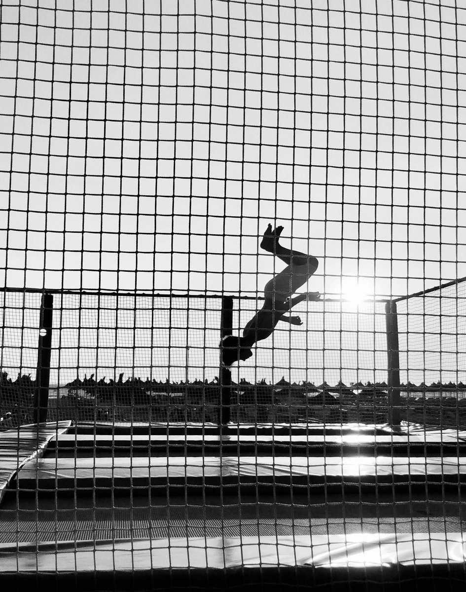 buffunipress's tweet image. Why Twisting Is Harder on Trampoline
🌪️ No floor = no tactile feedback!
Trampolinists rely 100% on air awareness to control rotation.
#Twisting #SpatialAwareness