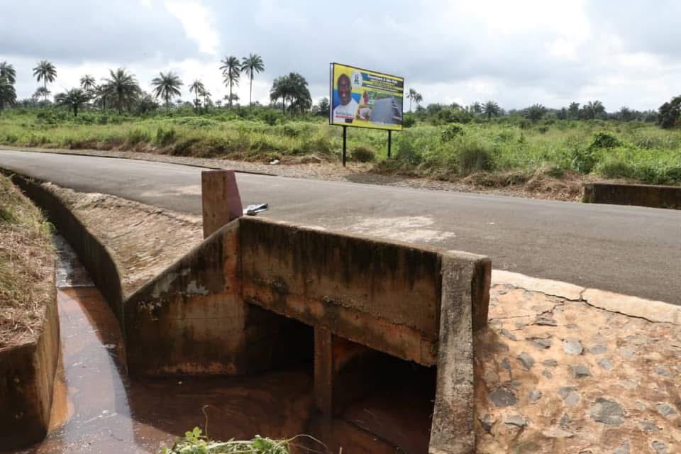 Johnokiyikalu's tweet photo. 2. @IkpeazuOkezie  also reclaimed Umuogele-Umuakwu gully erosion site in Nsulu Isiala Ngwa North. Additional 2km road constructed. Call any Abian from there to VERIFY. Ikpeazu does not make noise yet he did a lot of work for our people whereas the one doing little is shouting. https://t.co/v77vZaPogf