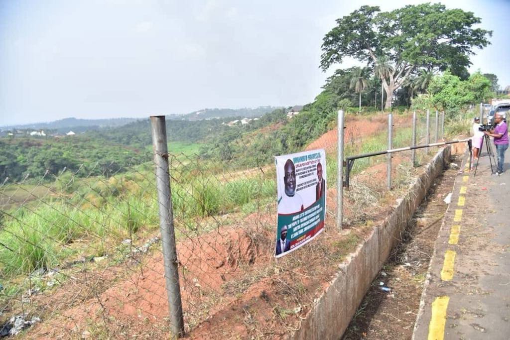 Johnokiyikalu's tweet photo. 4. Amuzukwu-Ibeku gully erosion in Umuahia North was also arrested by @IkpeazuOkezie  without noise. He added 2km road construction to it. Since you don’t know these communities in Abia State feel free to share my tweets and ask those from there to confirm. Not paid creators. https://t.co/7t56pczPH9