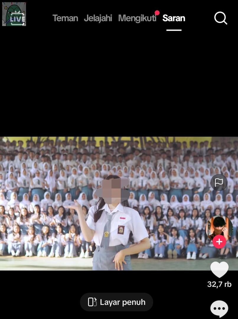 tanyarlfes's tweet image. Kek begini tuh iurannya sama rata gasi? Atau yg depan bayar lebih krn nampang? Jaman sekolah sender dulu sm rata iurannya, bikin video gini juga tp semua jauh gitu gada yg nampang satu di depan gini. Kalo sender misal iurannya sama ogah bgt cuma jadi begron bjirr😭 💚