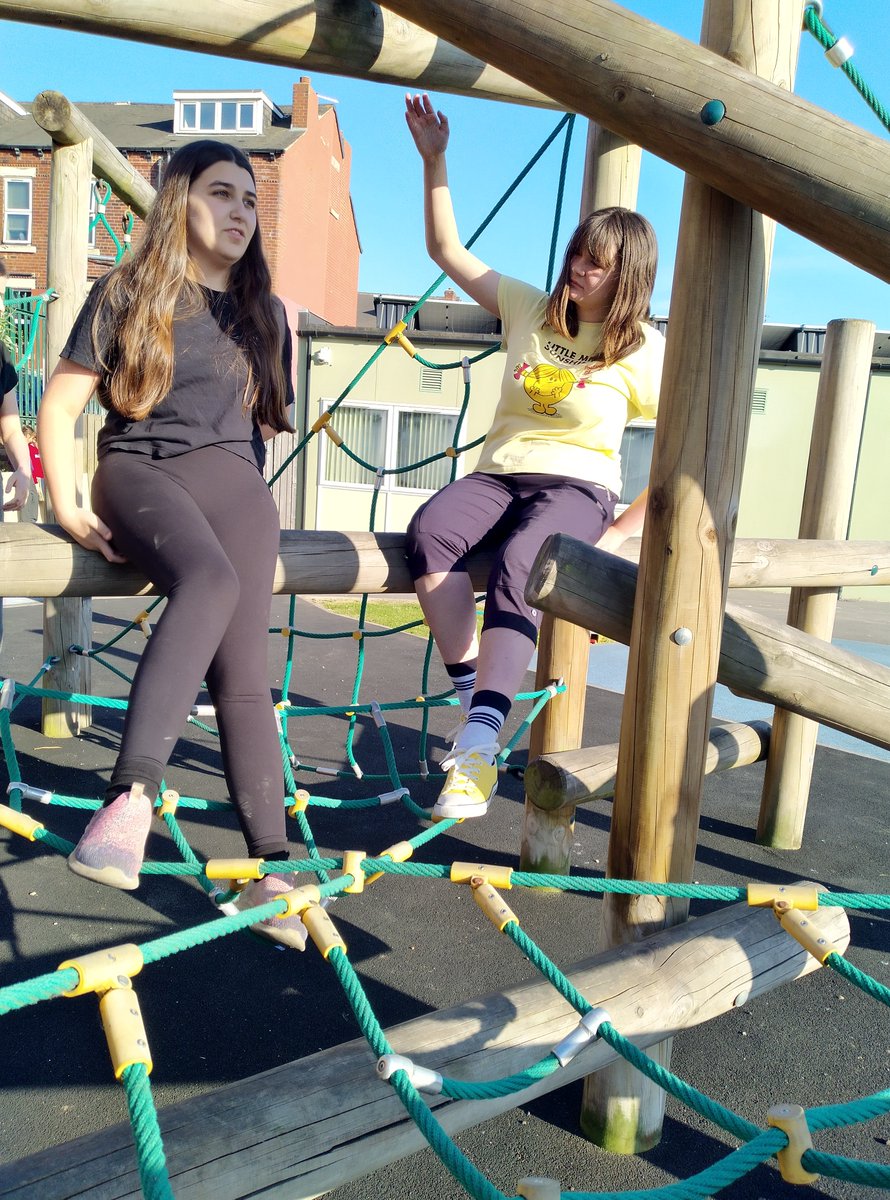 ☀️Our clubs have had fun in the sun!

🍪14-18's Tuesday Club had a baking session, decorating biscuits, baking cookies

🍓Sibs had a wellbeing session - outdoor play, bracelet making

👬Friday Club enjoyed playing bingo this week. 
REMINDER: Next Friday Club - 13th June.