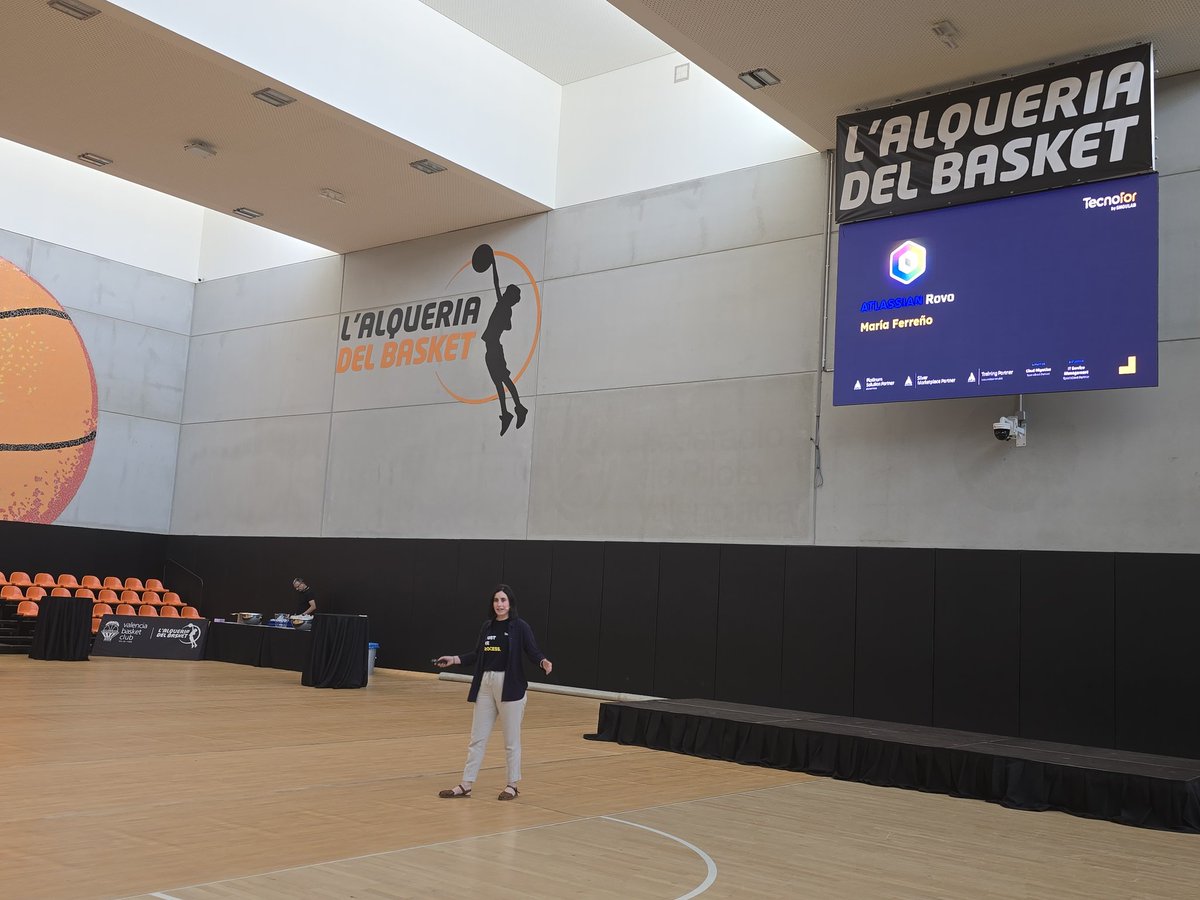 Un nuevo escenario donde la gran <a href="/mariaferrser/">María Ferreño Serra</a> da una charla sobre <a href="/Atlassian/">Atlassian</a> Rovo: una cancha de baloncesto!